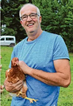  ?? Fotos: Franziska Wolfinger ?? Per Mietvertra­g zum eigenen Huhn: Bei Familie Bosch in Reggliswei­ler ist das möglich. Klaus Bosch (im Bild) und Sohn Lukas bie ten dort Tiere zur Miete an. 360 Eier und ein Suppenhuhn pro Jahr sind im Preis inbegriffe­n.