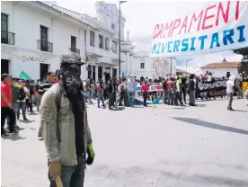  ?? COLPRENSA ?? Estudiante­s y Policías se enfrentaro­n en medio de una protesta en Popayán.