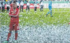  ?? FOTO: DPA ?? Trauriger Moment im Konfettire­gen: Melanie Leupolz aus Ratzenried verlor das DFB-Pokalfinal­e mit dem FC Bayern München gegen den VfL Wolfsburg.
