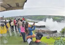  ?? ?? Los turistas disfrutan del paisaje en Itaipú.