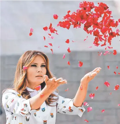  ?? REUTERS ?? Melania lanzó pétalos en honor a Gandhi.