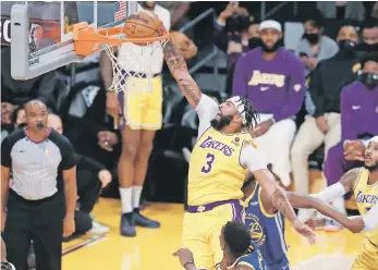  ?? ?? Anthony Davis, de los Lakers, ejecuta un donqueo en un partido de pretempora­da frente a los Warriors de Golden State.