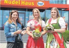  ?? FOTO: KUHLMANN ?? Nina Buck (links) mit der neuen Spätzle-Königin Sarah Kessler (Mitte) und Jana Hofmann, die den Titel fünf Jahre lang getragen hat.
