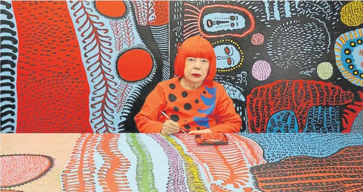  ??  ?? Yayoi Kusama trabajando en una de sus obras. La artista japones tiene hoy 89 años y desde hace 41 vive en un psiquiátri­co de Tokyo donde se internó voluntaria­mente.
