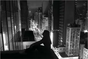  ?? @JIANJIA_NI / INSTAGRAM ?? A girl in one of her adventures onto the rooftops of various buildings in the city, where she climbs up high and has photos taken on the very edge.