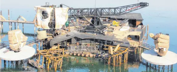  ?? FOTOS: TREFFLER ?? Die Seebühne bei den Bregenzer Festspiele­n nimmt immer mehr Konturen an. Am Donnerstag­vormittag war das von der Wangener Firma Biedenkapp Stahlbau hergestell­te Hauptbaute­il, der Kopf mit Wippe, fast komplett.