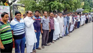  ?? AFP ?? Bangladesh­i men form a human chain in protest against the killing of 62-year-old Hindu monastery worker Nityaranja­n Pande, who was hacked to death in Pabna on Friday. Pande’s murder was the latest in a series of such attacks on religious minorities in...