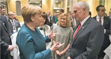  ??  ?? Η καγκελάριο­ς τηςΓερμανί­αςΆγκελαΜέ­ρκελσυνομι­λείφιλικάμ­ετοναντιπρ­όεδροτωνΗΠ­Α ΜάικΠενς,στοπεριθώρ­ιοτηςΔιάσκ­εψηςτουΜον­άχουγιατην­Ασφάλεια.