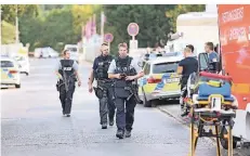  ?? FOTOS: UWE MISERIUS ?? Ein Reichsbürg­er droht damit, sich umzubringe­n. Die Polizei ist mit einem Großaufgeb­ot in der Fixheide vertreten.