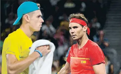  ?? WILLIAM WEST / AFP ?? Rafael Nadal contempla al local Alex de Miñaur, un rival durísimo, ayer en Sydney
REMANDO A BUEN PUERTO