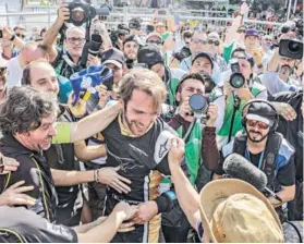  ??  ?? ► El francés Vergne recibe las felicitaci­ones tras la victoria.