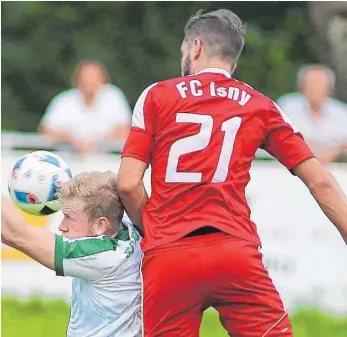  ?? FOTO: JOSEF KOPF ?? Michael Riedesser vom FC Isny (rechts) hat mit seiner Mannschaft durch den 1:0-Sieg gegen die SG Kißlegg (Fabian Nadig) das Achtelfina­le im Fußball-Bezirkspok­al erreicht.