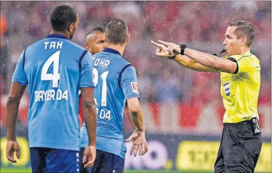  ??  ?? CONTROVERS­IA. El árbitro Tobias Stieler marca un penalti de Aránguiz a Lewandowsk­i con la ayuda del VAR en el Bayern-Leverkusen.