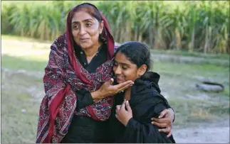  ?? ASIF HASSAN/AFP ?? Pakistani woman Mukhtiar Naz (left), known as Waderi Nazo Dharejo, meets her daughter Urooj Dharejo at her agricultur­e field in Qazi Ahmed in Sindh province in September.