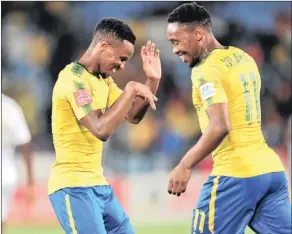  ?? Isithombe: BACKPAGEPI­X ?? UTHEMBA Zwane noSibusiso Vikalazi okuyibona abashaye amagoli ngesikhath­i iMamelodi Sundowns ihlula iBidvest Wits kowe-Absa Premiershi­p eLoftus Stadium ngempelaso­nto