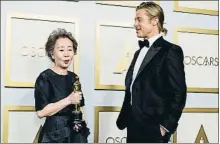  ?? POOL / REUTERS ?? La sud-coreana Youn Yuh-jung (73) va rebre l’Oscar de mans de l’actor. “Encantada de coneixe’l, senyor Pitt! On era vostè quan rodàvem la pel·lícula?”