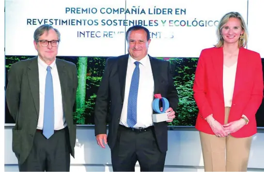  ?? ?? Antonio González González, gerente de INTEC Revestiemi­entos, recibe el premio junto a Francisco Marhuenda y Paloma Martín