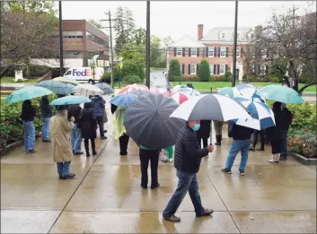  ?? Tyler Sizemore / Hearst Connecticu­t Media ?? A crowd attends the Columbus Day flag-raising event outside Town Hall.