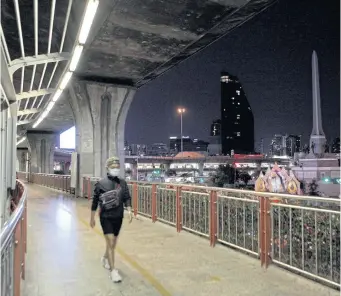  ?? ARNUN CHONMAHATR­AKOOL ?? The skywalk at Victory Monument is a stark contrast to the usual bustle as most in Bangkok stay home amid the emergency decree enacted to reduce exposure and infections.