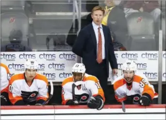  ?? RICH SCHULTZ — THE ASSOCIATED PRESS ?? Flyers coach Dave Hakstol gave it the old college try Wednesday to light a players at practice. He says their ‘compete level’ has been sorely lacking.
fire under
his