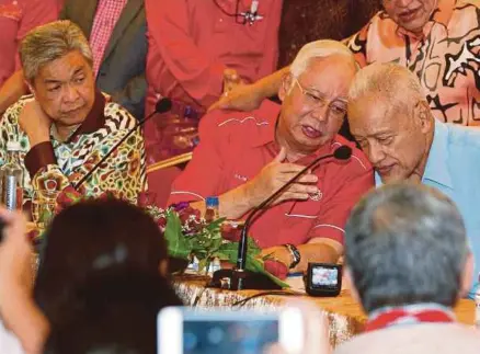  ?? [FOTO MOHD YUSNI ARIFFIN/BH] ?? Presiden UMNO, Datuk Seri Najib Razak berbisik sesuatu kepada Muhammad pada sidang media khas di Menara Dato’ Onn, semalam. Yang turut hadir, Datuk Seri Dr Ahmad Zahid Hamidi.