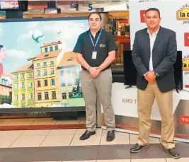  ??  ?? Innovador. Luis Cestoni, supervisor tiendas La Curacao, y Milton Gudiel, gerente de Producto La Curacao, mostraron los nuevos modelos de pantalla con el novedoso sistema Roku.
