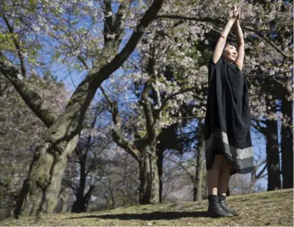  ?? ANNE-MARIE JACKSON/TORONTO STAR ?? YuMee Chung performs a Sakura Salutation, which mobilizes wrists and shoulders and brings length to the body.