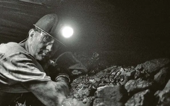  ?? Foto: Oliver Berg, dpa ?? Andreas Stieglan, Bergmann, arbeitet auf der Zeche Prosper-haniel in 1250 Metern Tiefe an einem Flöz unter Tage vor Kohle. Stieglan ist einer der letzten Bergleute im Steinkohle­bergbau.