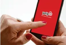  ??  ?? Eine Fitnessstu­dio-Besitzerin wehrt sich vor Gericht gegen die Internetpl­attform Yelp. Es geht um negative Bewertunge­n. Fotos: dpa