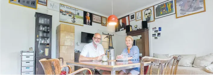  ??  ?? „Wir wohnen am Esstisch. Die klassische Couchlands­chaft mit dem zentralen Fernseher fehlt uns keineswegs.“Robert Schabus und Tatjana Sleik in ihrer Wohnküche.