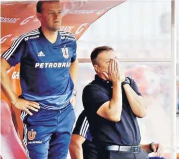  ??  ?? Kudelka exhibe su desesperac­ión a medida que el 0-0 de la U se confirma.