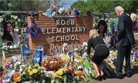  ?? /MANDEL NGAN/AFP/GETTY IMAGES ?? La pareja presidenci­al visitó el memorial a las víctimas de tiroteo en Uvalde, Texas.