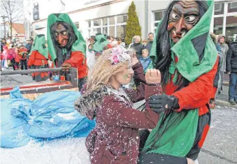  ?? FOTO: CLST ?? Zu viel Nähe zwischen Narren und Umzugsbesu­chern? Das ist nicht unbedingt und überall gewünscht. Beim Fasnachtsu­mzug in Tuttlingen schauen Helfer, dass die Zuschauer nicht zu sehr auf die Strecke drängen.