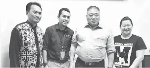  ??  ?? LAWATAN MESRA: Tiong (dua kanan) bergambar bersama ahli jawatankua­sa Persekutua­n Pengakap Daerah Bintulu sejurus selesainya kunjungan hormat itu.