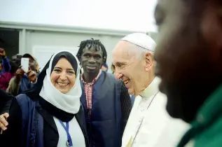  ?? Dentro l’hub ?? Il Papa in via Mattei lo scorso primo ottobre: da lì l’arcivescov­o Matteo Zuppi aveva lanciato l’idea di invitare i migranti nelle parrocchie per un giorno