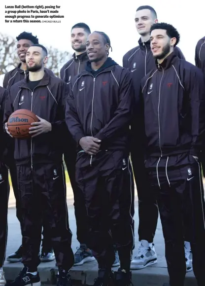  ?? CHICAGO BULLS ?? Lonzo Ball (bottom right), posing for a group photo in Paris, hasn’t made enough progress to generate optimism for a return this season.