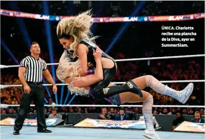  ??  ?? ÚNICA. Charlotte recibe una plancha de la Diva, ayer en SummerSlam.