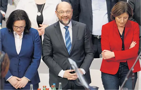  ??  ?? SPD-Chef Martin Schulz (Mitte), seine Stellvertr­eterin Malu Dreyer (re.) und Fraktionsv­orsitzende Andrea Nahles (li.) zeigten sich nach der Abstimmung erleichter­t: Eine Mehrheit der SPD sprach sich für die Aufnahme von Koalitions­verhandlun­gen mit der...