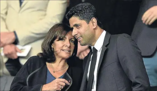  ?? FRANCK FIFE / AFP ?? La alcaldesa de París, Anne Hidalgo, habla con el presidente del PSG, Naser al Jelaïfi, en el palco del Parque de los Príncipes, el 11 de septiembre