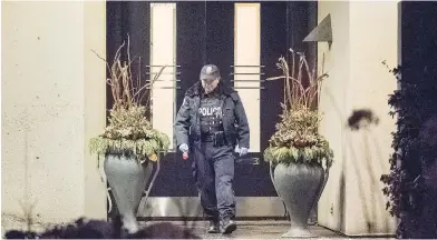  ?? PETER J. THOMPSON / NATIONAL POST ?? A Toronto Police officer at the home of Honey and Barry Sherman on Friday after the couple were found dead.