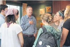  ?? James M. Patterson, The Valley News ?? Former Colorado Gov. John Hickenloop­er, a Democratic presidenti­al candidate, chats with members of the Dartmouth College Democrats before a campaign event in Hanover, N.H., last week.