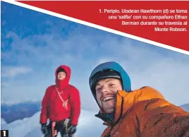  ??  ?? 1 1. Periplo. Uisdean Hawthorn (d) se toma una ‘selfie’ con su compañero Ethan Berman durante su travesía al
Monte Robson.