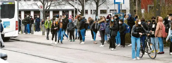  ?? Foto: Marcus Merk ?? Seit einigen Wochen sind die Schulen wieder geöffnet. Seitdem sind die Ansteckung­szahlen mit dem Coronaviru­s stark gestiegen.