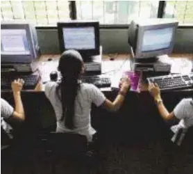  ?? CARLOS GONZALEZ/ ARCHIVO ?? Para una buena parte de los estudiante­s el acceso a equipos de computació­n y a Internet se da en los centros educativos, dadas las carencias en sus hogares.