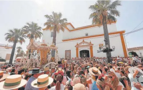  ?? ?? La hermandad del Rocío de Mairena del Aljarafe ante la parroquia de Villamanri­que de la Condesa // MANUEL GÓMEZ