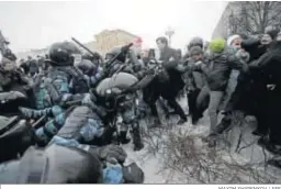  ?? MAXIM SHYPENKOV / EFE ?? La Policía carga contra seguidores de Navalni, el sábado en Moscú.