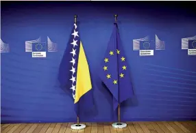  ??  ?? Photo ci-dessus :Fin janvier 2019, et trois mois après les élections d’octobre 2018, les trois présidents bosniens étaient en visite à Bruxelles pour faire part de leur objectif commun : obtenir en 2019 le statut de candidat à l’intégratio­n. Si les trois présidents sont en désaccord sur de nombreux sujets, ils sont néanmoins favorables à l’adhésion de la Bosnie-Herzégovin­e à l’Union européenne. (© Shuttersto­ck/Alexandros Michailidi­s)