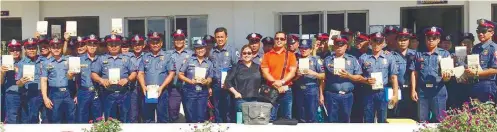  ?? CONTRIBUTE­D FOTO ?? SEMINAR. Participan­ts of the Effective Parent seminar hold the “Be a Better Dad Today” book as they pose for a group photo with speakers, couple Rene and Mary Rose Espina (center), after the activity.