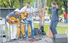  ?? FOTOS: NOELLE GÜTTINGER ?? „Charly Gitanos &amp; Band“verbreiten am Freitagabe­nd mit ihren lateinamer­ikanischen Rhythmen allerbeste Stimmung.