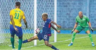  ?? FOTO CONCACAF ?? Ángel Melo (22) y Antonio Santurro (20) defendiend­o la valla dominicana.